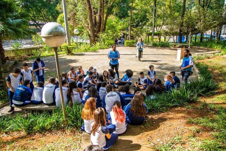 Grupo de alunos em roteiro pedagógico com parceiro educacional 